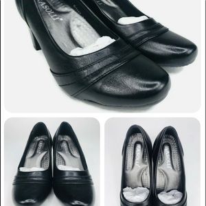 Ladies leather heels like new.